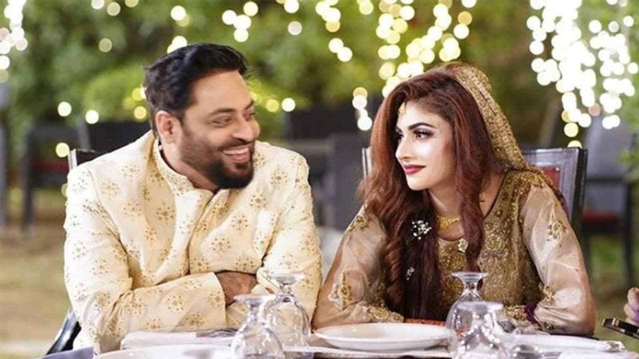 24 घंटे भी नहीं किया सब्र; 49 साल के पाकिस्तानी सांसद ने पढ़ लिया 18 साल की लड़की से निकाह 24 घंटे भी नहीं किया सब्र; 49 साल के पाकिस्तानी सांसद ने पढ़ लिया 18 साल की लड़की से निकाह