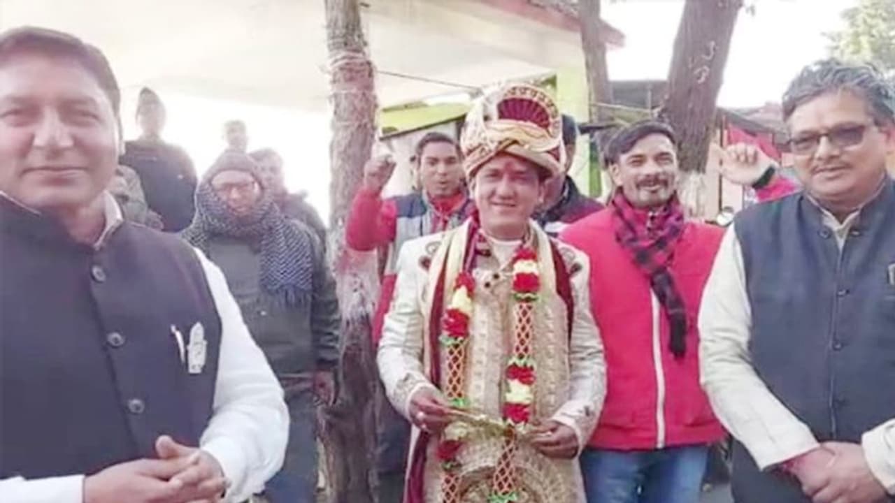 ये है देवभूमि: दूल्हा घोड़ी से उतर अचाानक करने लगा चुनाव प्रचार, लगाए जोर जोर से नारे..यह देख बाराती भी हैरान ये है देवभूमि: दूल्हा घोड़ी से उतर अचाानक करने लगा चुनाव प्रचार, लगाए जोर जोर से नारे..यह देख बाराती भी हैरान