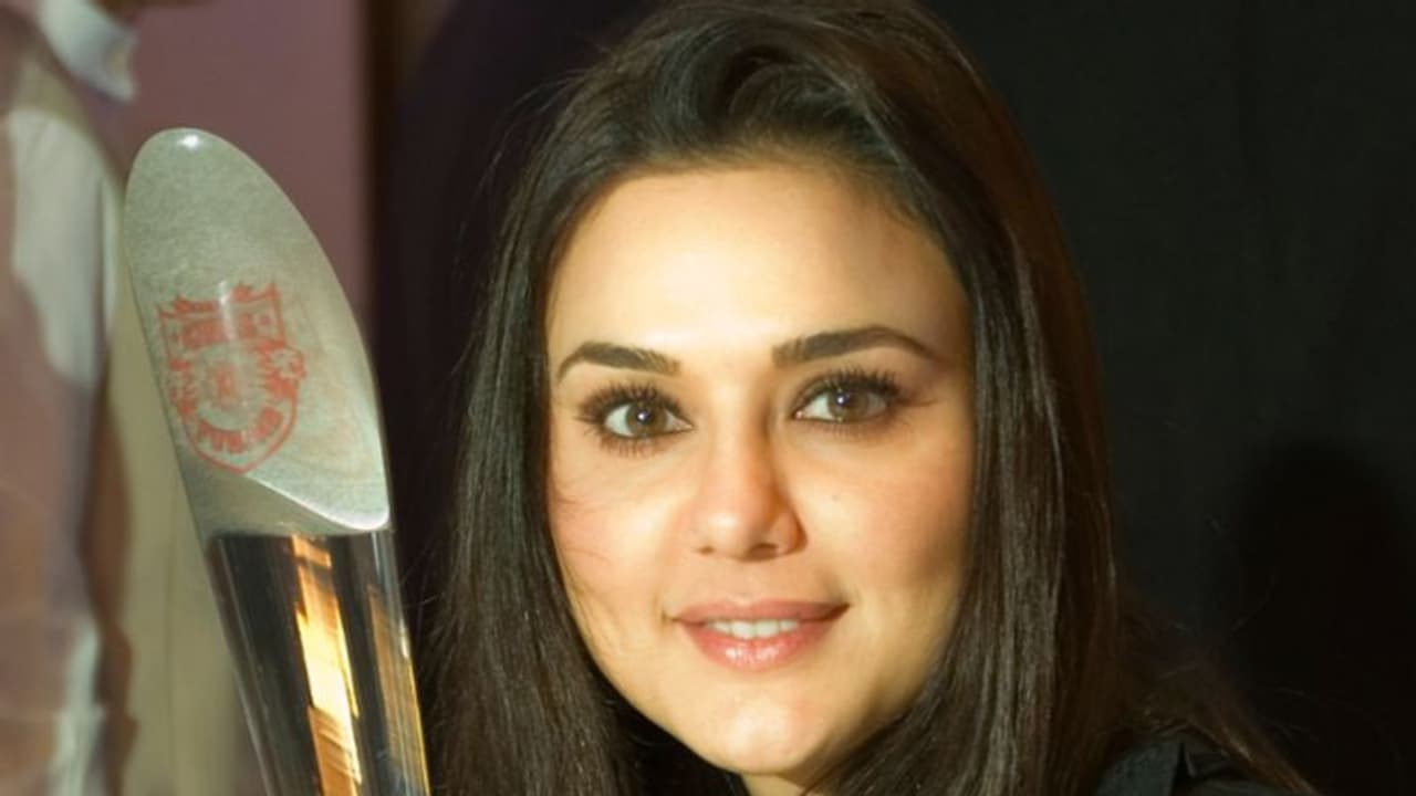 IPL Auction 2022 : ലേലത്തിനില്ലേലും സസൂക്ഷ്മം വീക്ഷിച്ച് പ്രീതി സിന്റ; കയ്യടിക്കുന്നത് മുംബൈ ഇന്ത്യന്സിന് IPL Auction 2022 : ലേലത്തിനില്ലേലും സസൂക്ഷ്മം വീക്ഷിച്ച് പ്രീതി സിന്റ; കയ്യടിക്കുന്നത് മുംബൈ ഇന്ത്യന്സിന്