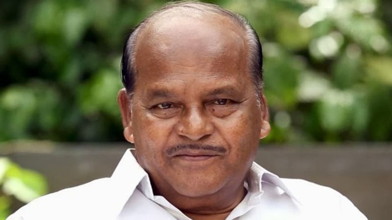 പെരുമ്പടവം ശ്രീധരന് ഇന്ന് ശതാഭിഷേകം, സിനിമയില് ചതിയുണ്ട്, സാഹിത്യത്തിലില്ലെന്നും എഴുത്തുകാരൻ പെരുമ്പടവം ശ്രീധരന് ഇന്ന് ശതാഭിഷേകം, സിനിമയില് ചതിയുണ്ട്, സാഹിത്യത്തിലില്ലെന്നും എഴുത്തുകാരൻ