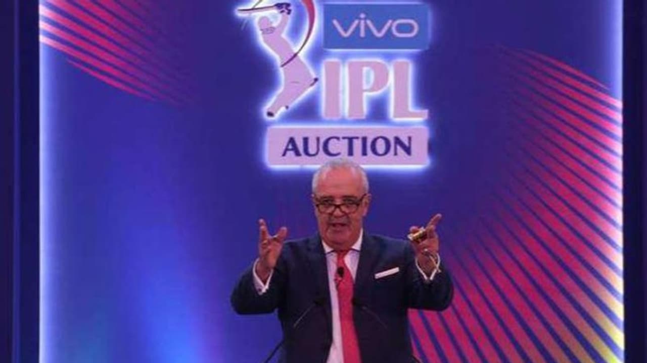 হঠাৎই পড়ে গেলেন মঞ্চ থেকে, অসুস্থ আইপিএল নিলামের সঞ্চালক হঠাৎই পড়ে গেলেন মঞ্চ থেকে, অসুস্থ আইপিএল নিলামের সঞ্চালক