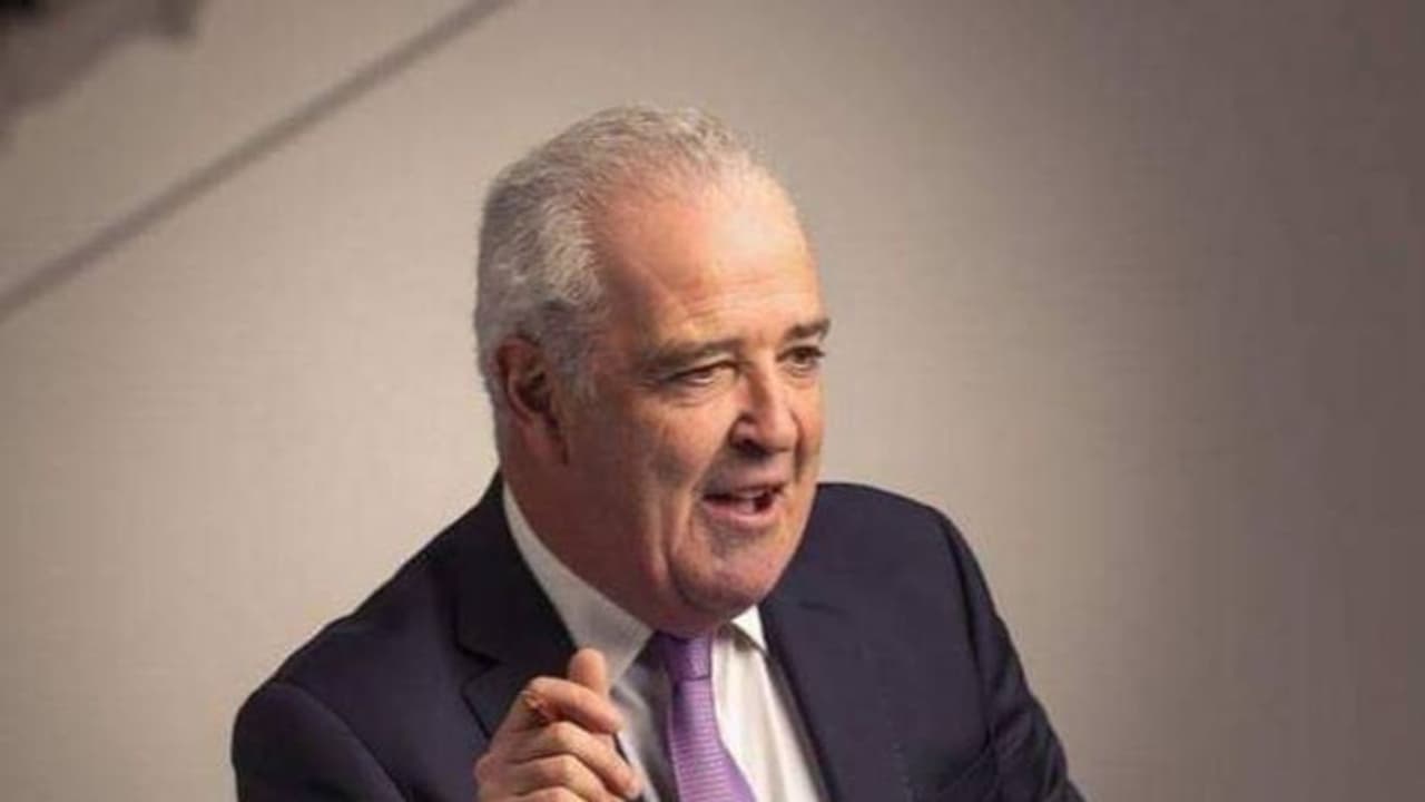 IPL Auction 2022 : ലേലക്കാരന്‍ ബോധംകെട്ടുവീണു; ഐപിഎല്‍ താരലേലം നിര്‍ത്തിവച്ചു