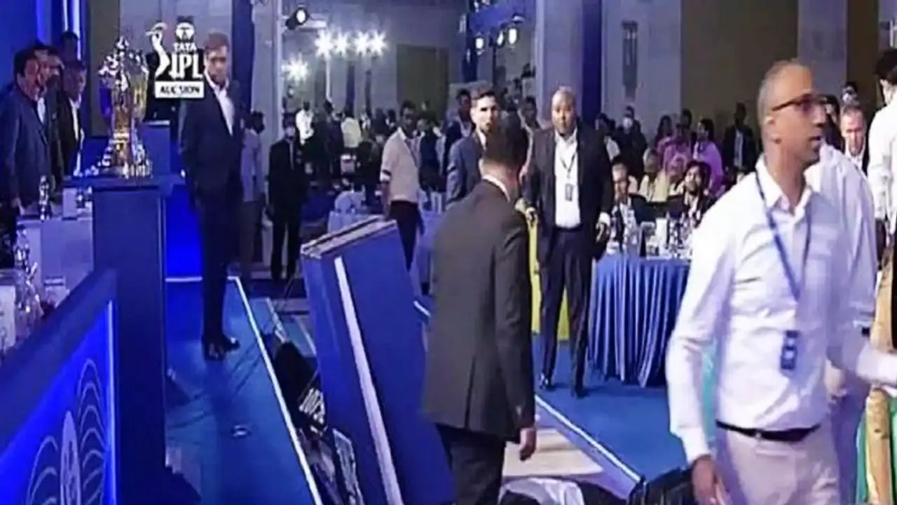 IPL Nilami 2022: आईपीएल नीलामी के बीच व्यवधान, नीलामी करवा रहे ह्यूज एडमीड्स के साथ हुआ ये हादसा IPL Nilami 2022: आईपीएल नीलामी के बीच व्यवधान, नीलामी करवा रहे ह्यूज एडमीड्स के साथ हुआ ये हादसा