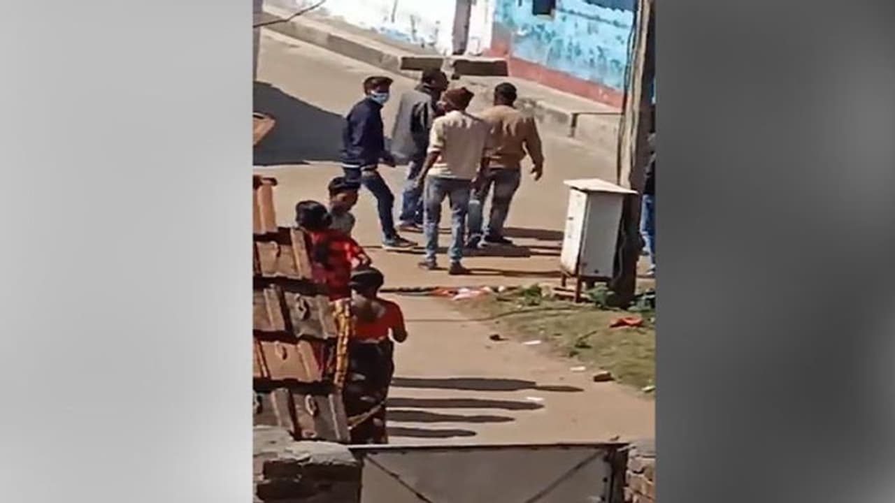 জামুড়িয়ায় সিপিএম প্রার্থীকে 'ভয়' দেখাতে গুলি, অভিযোগ তৃণমূলের বিরুদ্ধে জামুড়িয়ায় সিপিএম প্রার্থীকে 'ভয়' দেখাতে গুলি, অভিযোগ তৃণমূলের বিরুদ্ধে