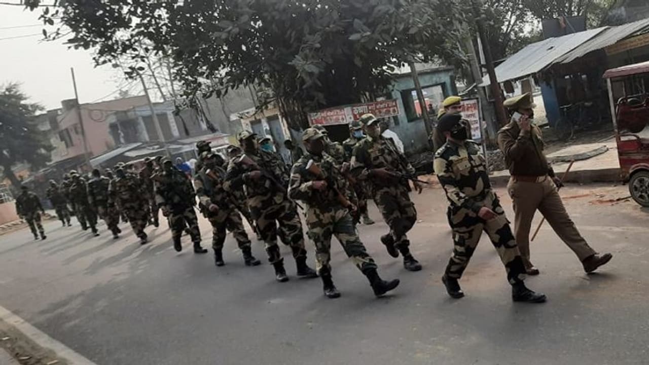 यूपी चुनाव के दूसरे चरण के मतदान में इन 8 सीटों पर सुरक्षा बड़ी चुनौती, किए जा रहे व्यापक इंतजाम यूपी चुनाव के दूसरे चरण के मतदान में इन 8 सीटों पर सुरक्षा बड़ी चुनौती, किए जा रहे व्यापक इंतजाम