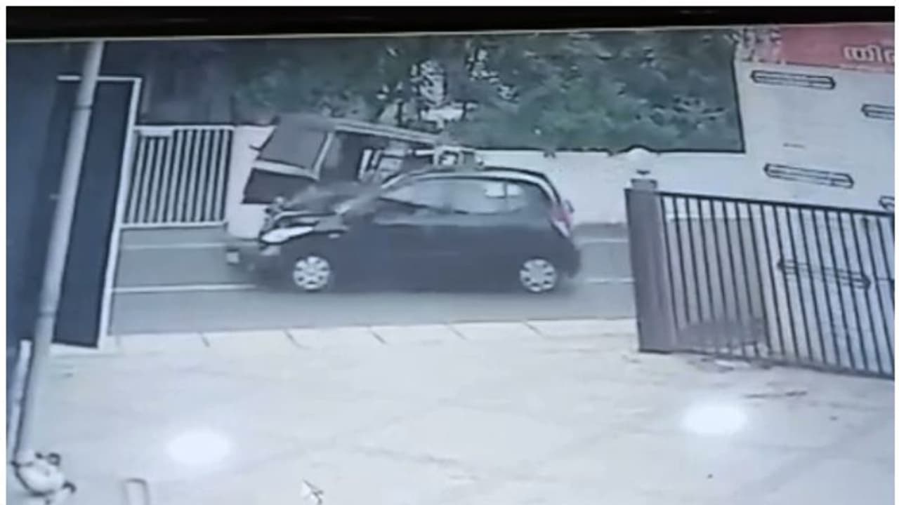 അപകടത്തില്പ്പെട്ട കാറില് വിദ്യാര്ത്ഥിനികളും, ചൂഷണം ചെയ്തെന്ന് മൊഴി, വാഹനം ഓടിച്ച യുവാക്കള്ക്കെതിരെ കേസ് അപകടത്തില്പ്പെട്ട കാറില് വിദ്യാര്ത്ഥിനികളും, ചൂഷണം ചെയ്തെന്ന് മൊഴി, വാഹനം ഓടിച്ച യുവാക്കള്ക്കെതിരെ കേസ്