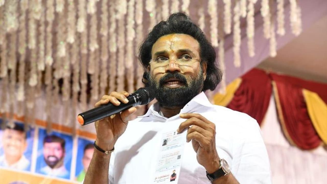 Bellary Election Results 2023: Congress leads in Bellary leaving behind BJP's B Sriramulu Bellary Election Results 2023: Congress leads in Bellary leaving behind BJP's B Sriramulu