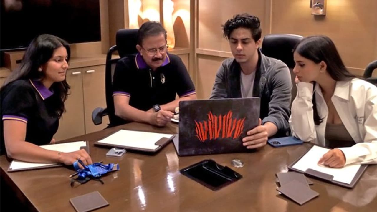 IPL Auction 2022 : आईपीएल नीलामी में पहली बार दिखी Shahrukh Khan की बेटी Suhana, बेटे आर्यन भी आए नजर IPL Auction 2022 : आईपीएल नीलामी में पहली बार दिखी Shahrukh Khan की बेटी Suhana, बेटे आर्यन भी आए नजर