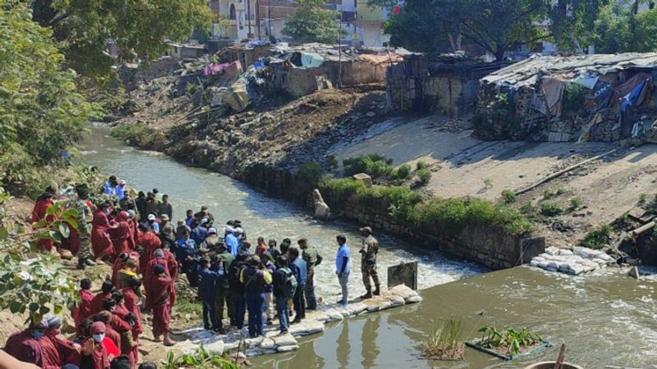 अस्सी नदी के सफाई का अभियान शुरू, भारतीय सेना के गंगा टाक्स फोर्स और गंगा मित्रों ने लिया हिस्सा