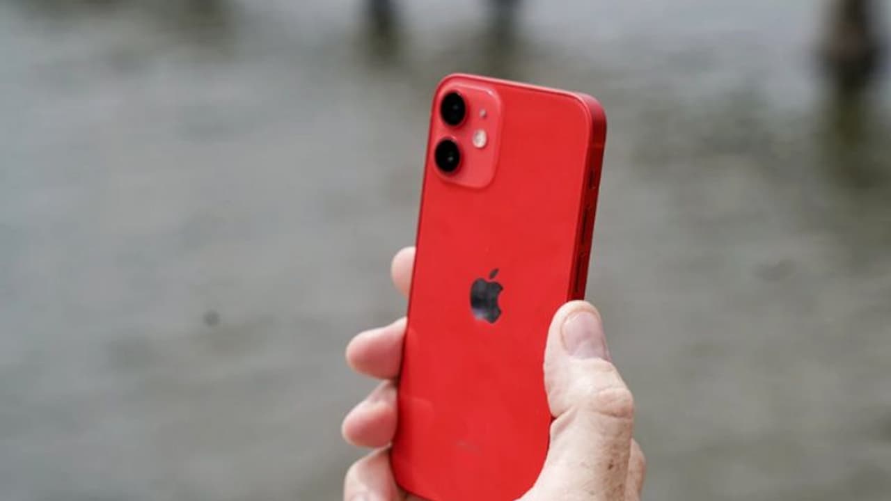 জলের দরে আইফোন, ১৫ হাজারেরই হবে অ্যাপেল ব্যবহারের স্বপ্নপূরণ জলের দরে আইফোন, ১৫ হাজারেরই হবে অ্যাপেল ব্যবহারের স্বপ্নপূরণ