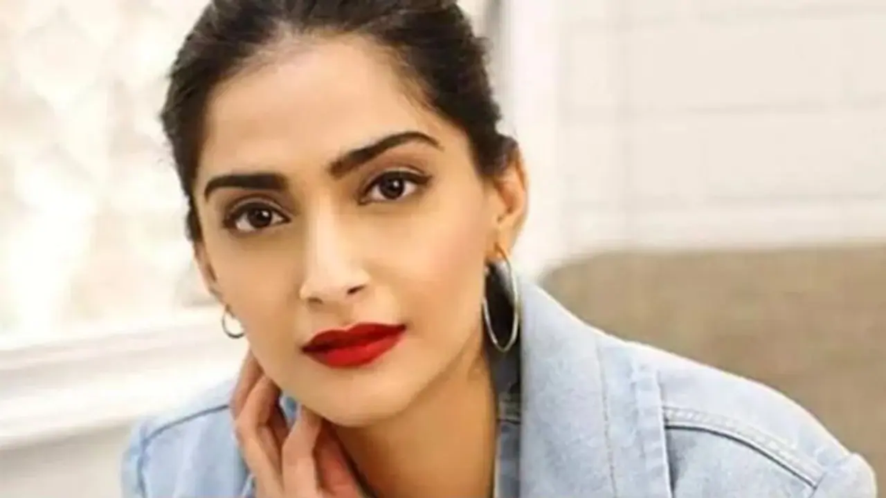 Hijab Row: Sonam Kapoor ने हिजाब से कर दी सिख पगड़ी की तुलना, बीजेपी नेता ने भड़कते हुए दे डाली ये नसीहत Hijab Row: Sonam Kapoor ने हिजाब से कर दी सिख पगड़ी की तुलना, बीजेपी नेता ने भड़कते हुए दे डाली ये नसीहत
