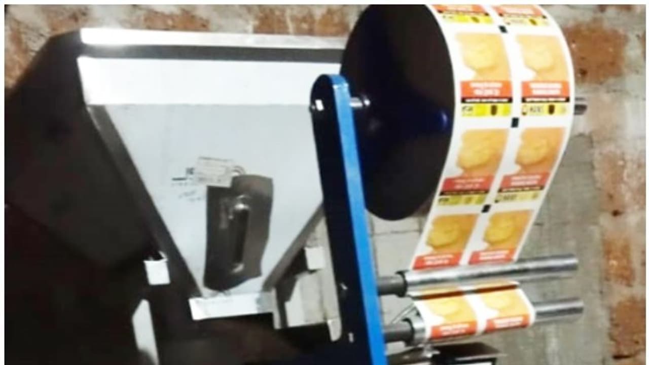 മലപ്പുറത്ത് വ്യാജ ഹാന്സ് നിര്മ്മാണ യൂണിറ്റ്; 40 ചാക്ക് ഹാന്സും യന്ത്രവും പിടിച്ചെടുത്തു മലപ്പുറത്ത് വ്യാജ ഹാന്സ് നിര്മ്മാണ യൂണിറ്റ്; 40 ചാക്ക് ഹാന്സും യന്ത്രവും പിടിച്ചെടുത്തു