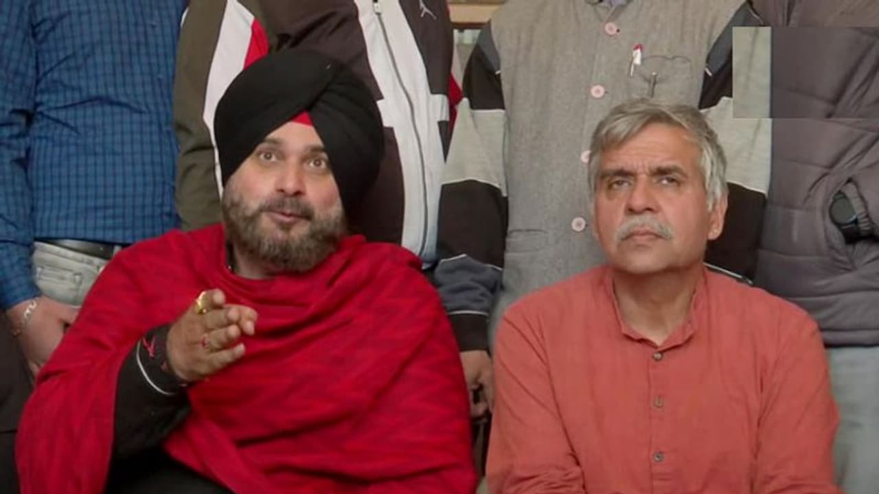 'পঞ্জাব কংগ্রেসের দলীয় সমস্যা কোথায়', ভোটে আগে বললেন অভিমানি সিধু 'পঞ্জাব কংগ্রেসের দলীয় সমস্যা কোথায়', ভোটে আগে বললেন অভিমানি সিধু