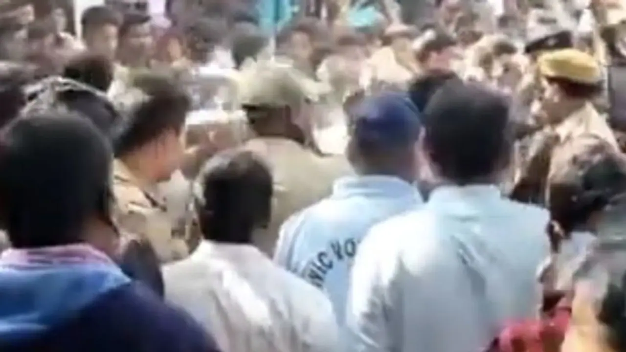 হিজাব ইস্যুতে উত্তাল মুর্শিদাবাদ, সরকারি স্কুলে প্রধানশিক্ষকরে আটকে বিক্ষোভ হিজাব ইস্যুতে উত্তাল মুর্শিদাবাদ, সরকারি স্কুলে প্রধানশিক্ষকরে আটকে বিক্ষোভ