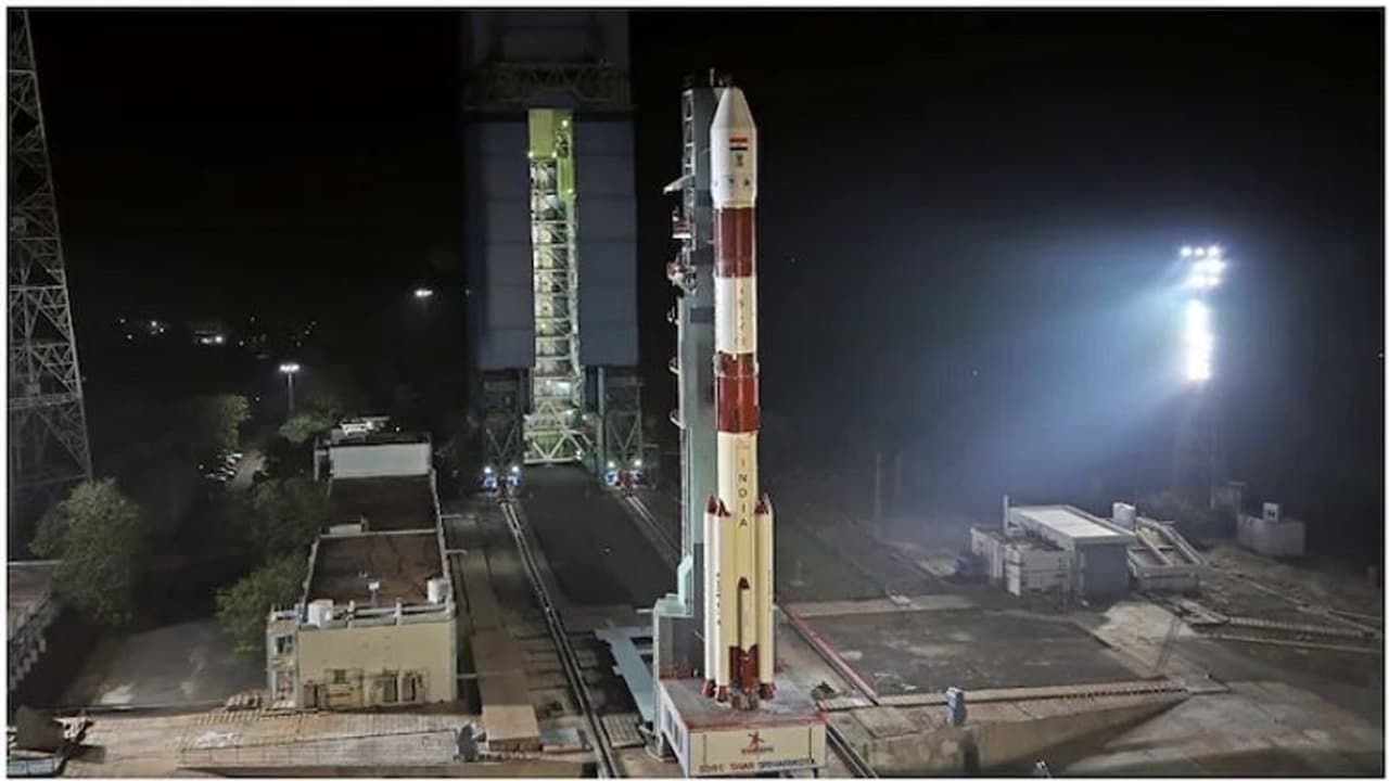 वैलेंटाइन डे पर PSLV C52 लॉन्च के लिए इसरो तैयार, सुबह 4.29 बजे से उलटी गिनती शुरू वैलेंटाइन डे पर PSLV C52 लॉन्च के लिए इसरो तैयार, सुबह 4.29 बजे से उलटी गिनती शुरू