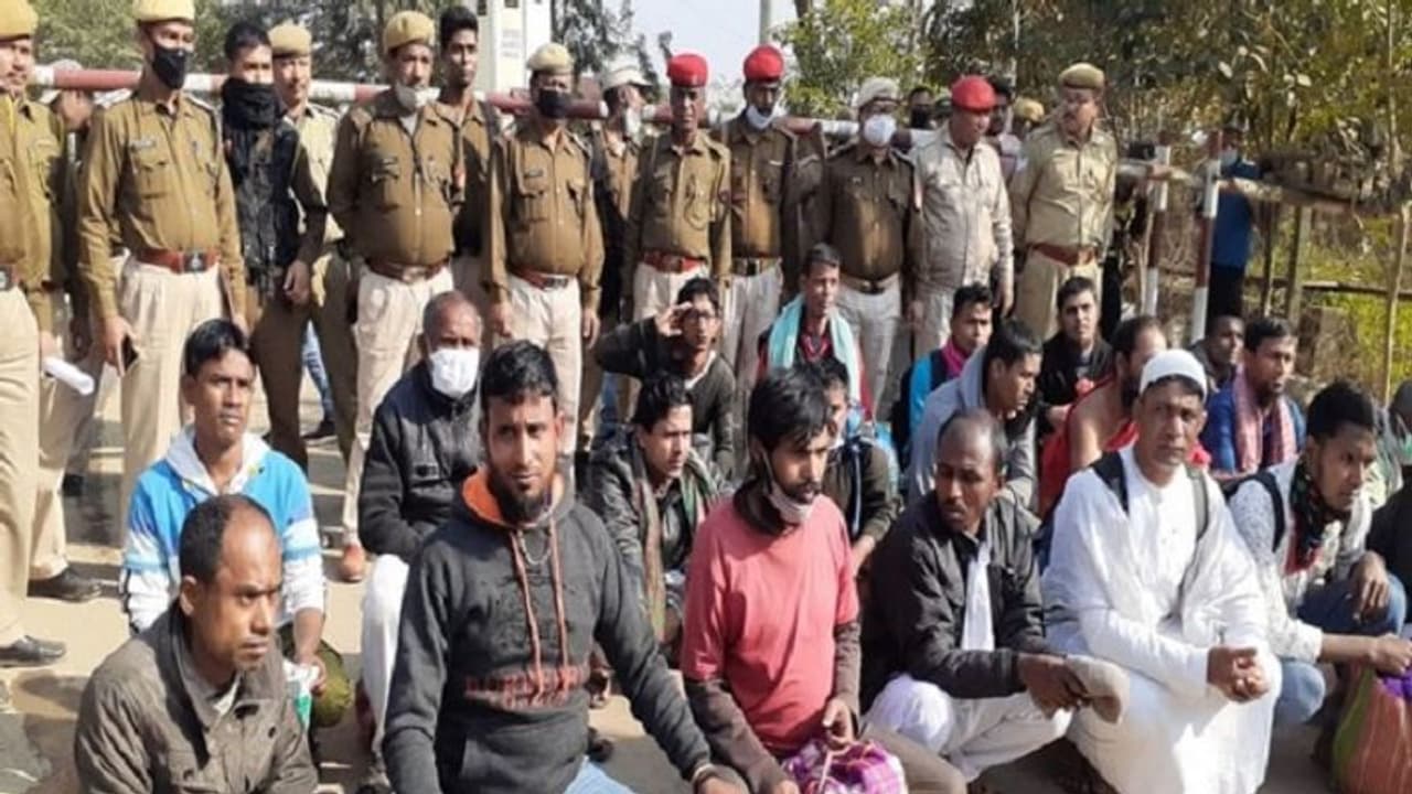 भारत ने असम के सुतारकंडी सीमा चौकी के माध्यम से 22 बांग्लादेशी नागरिकों को निर्वासित किया भारत ने असम के सुतारकंडी सीमा चौकी के माध्यम से 22 बांग्लादेशी नागरिकों को निर्वासित किया