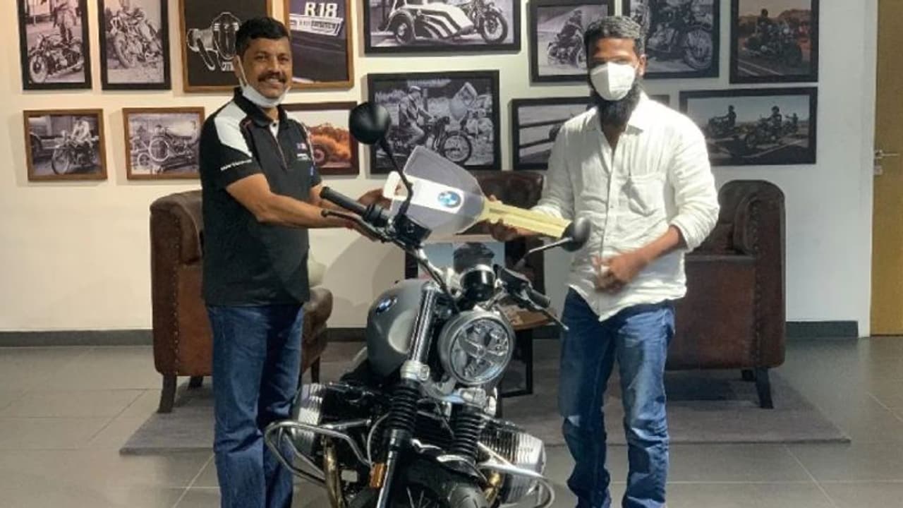 அசுர வேகத்தில் செல்ல... வெற்றிமாறன் வாங்கிய அல்டிமேட் பைக் விலை எவ்வளவுனு தெரிஞ்சா ஷாக் ஆகிடுவீங்க!