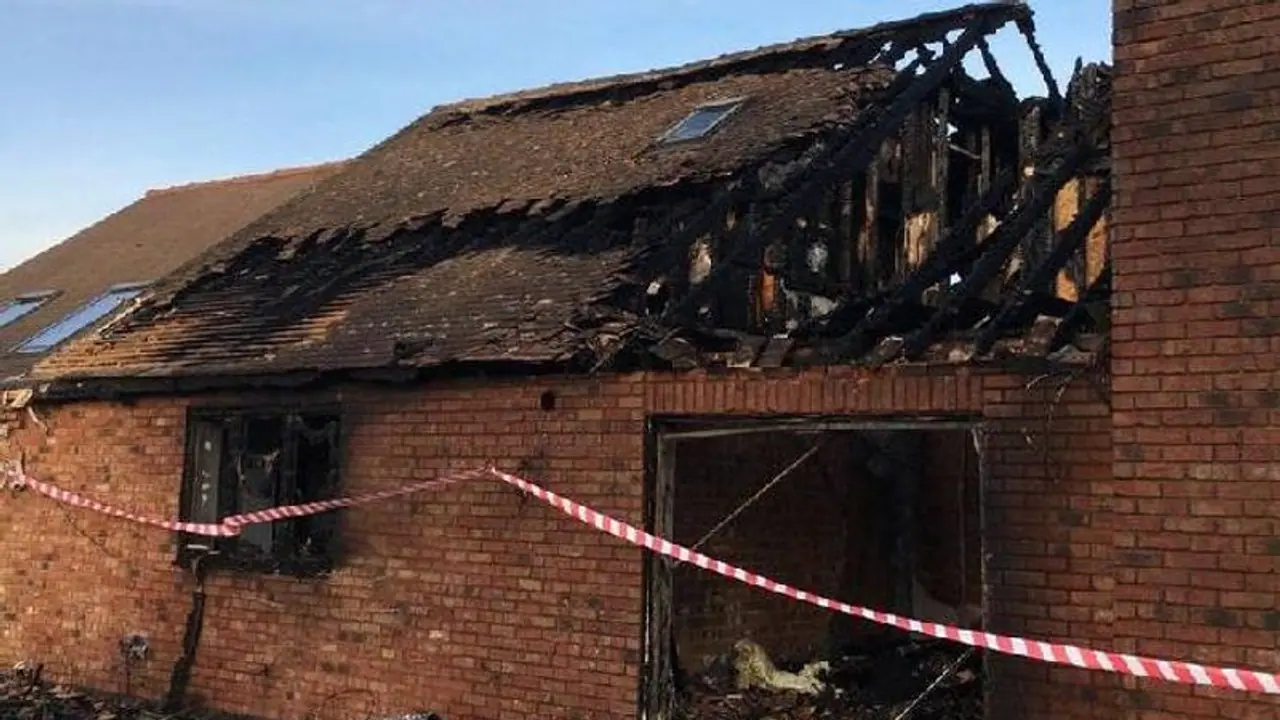 വീടിന് തീപിടിച്ചു, ദമ്പതികൾ അത്ഭുതകരമായി രക്ഷപ്പെട്ടു, കാരണമായത് നായകൾ വീടിന് തീപിടിച്ചു, ദമ്പതികൾ അത്ഭുതകരമായി രക്ഷപ്പെട്ടു, കാരണമായത് നായകൾ