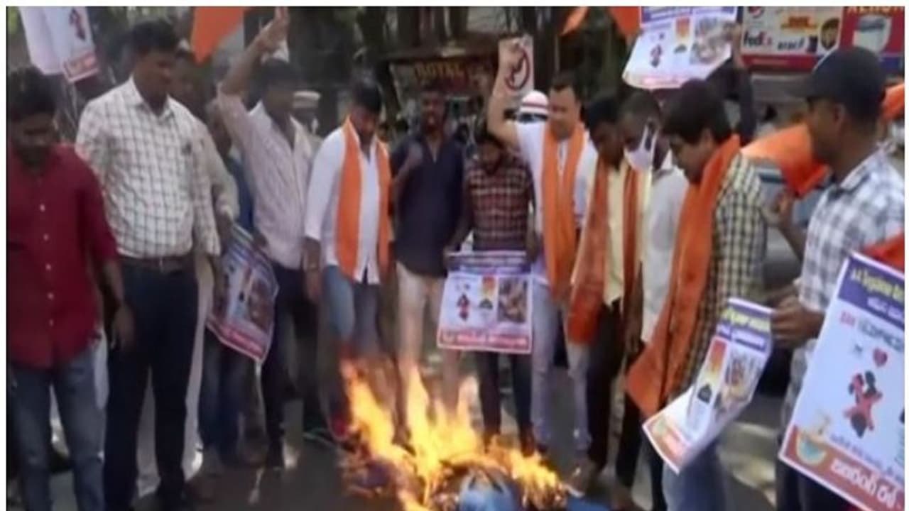 valentine day : വലന്റെയ്ന് ഡേക്കെതിരെ പ്രതിഷേധവുമായി ബജ്റംഗ്ദള്; അമര്ജവാന് ദിനമായി ആചരിക്കണമെന്നും ആവശ്യം valentine day : വലന്റെയ്ന് ഡേക്കെതിരെ പ്രതിഷേധവുമായി ബജ്റംഗ്ദള്; അമര്ജവാന് ദിനമായി ആചരിക്കണമെന്നും ആവശ്യം