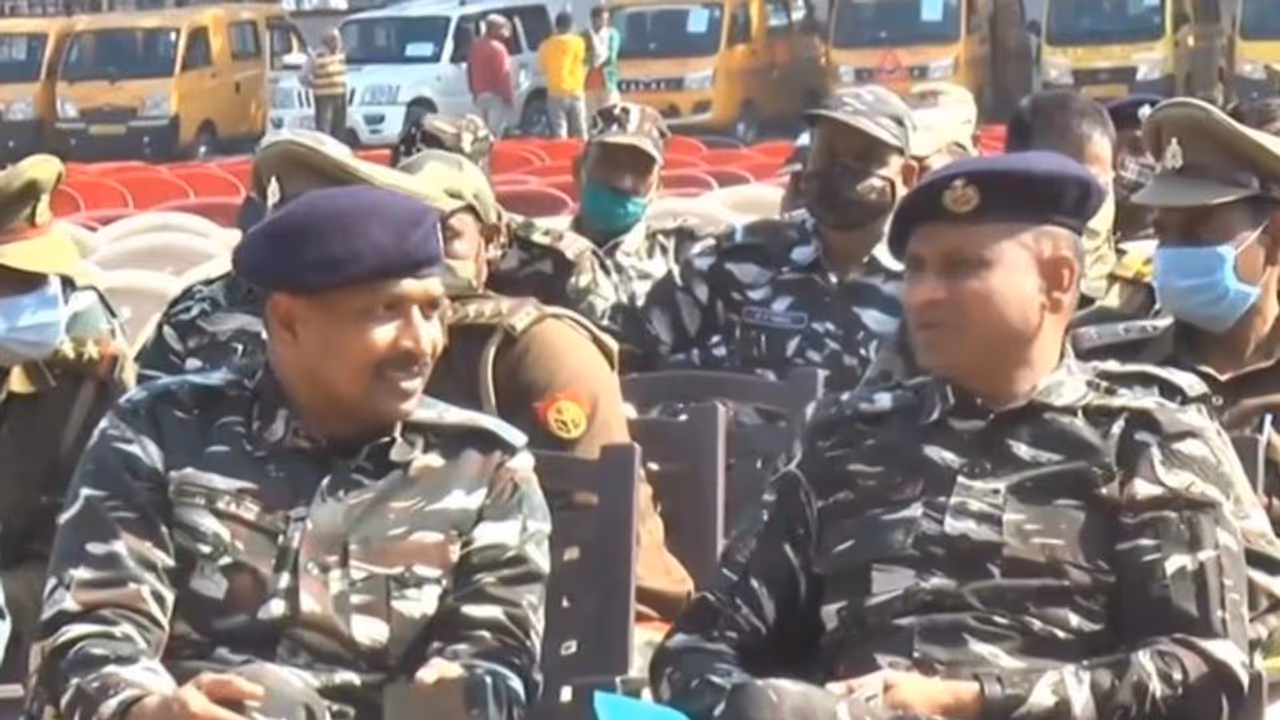 यूपी चुनाव के दूसरे चरण की तैयारियों में लगा प्रशासन, बरेली जोन में तैनात हुई CAPF की 700 से ज़्यादा कंपनियां यूपी चुनाव के दूसरे चरण की तैयारियों में लगा प्रशासन, बरेली जोन में तैनात हुई CAPF की 700 से ज़्यादा कंपनियां