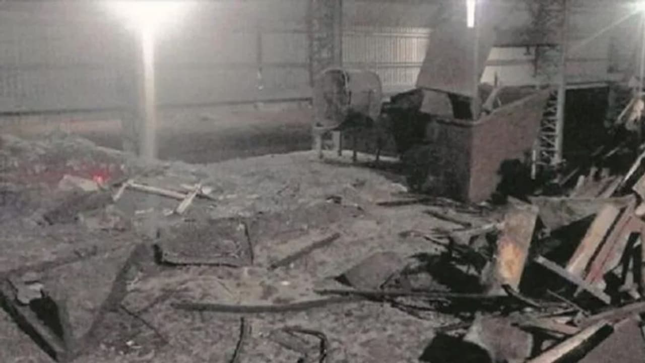 गुजरात में बड़ा हादसा: भावनगर की फैक्टरी में हुआ जोरदार विस्फोट, चीख पुकार करते हुए भागे मजदूर गुजरात में बड़ा हादसा: भावनगर की फैक्टरी में हुआ जोरदार विस्फोट, चीख पुकार करते हुए भागे मजदूर