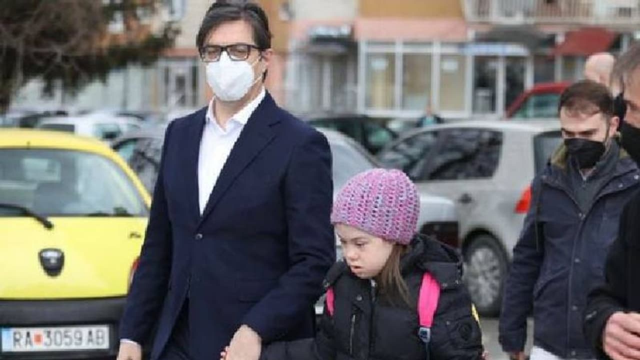 Stevo Pendarovski : ഡൗൺസിൻഡ്രോം ഉള്ള കുഞ്ഞിനെ ഒറ്റപ്പെടുത്തി, കൈപിടിച്ച് സ്കൂളിലേക്ക് നേരിട്ടുപോയി പ്രസിഡണ്ട്