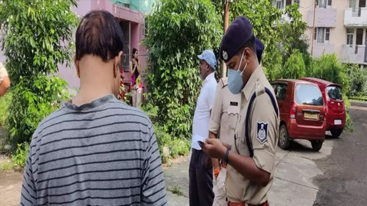 दुखद मामला: 6वीं क्लास के बच्चे ने किया सुसाइड, माता पिता की इस बात से था दुखी..उनके बाहर जाते ही जिंदगी खत्म दुखद मामला: 6वीं क्लास के बच्चे ने किया सुसाइड, माता पिता की इस बात से था दुखी..उनके बाहर जाते ही जिंदगी खत्म