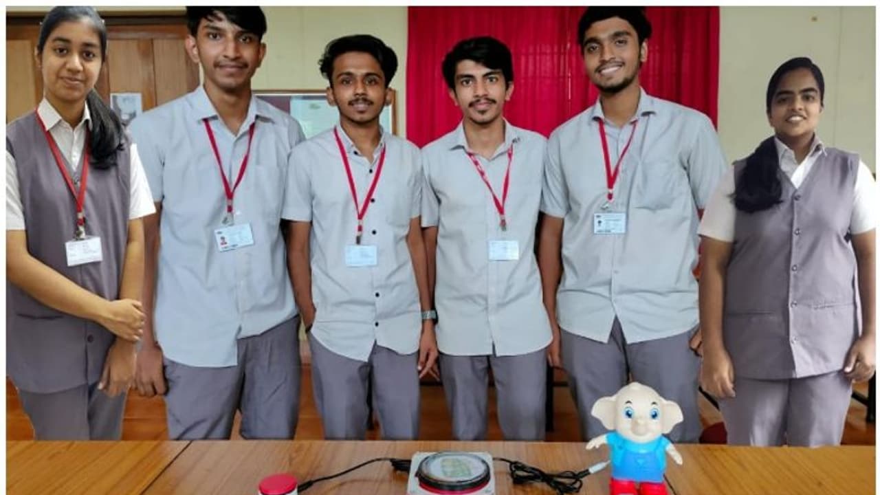 സംസാരശേഷിയില്ലാത്ത വിദ്യാര്ത്ഥികള്ക്ക് സ്മാര്ട്ടായി സംസാരിക്കാം; ധ്വനി ഉപകരണം നിര്മിച്ച് വിദ്യാര്ഥികള് സംസാരശേഷിയില്ലാത്ത വിദ്യാര്ത്ഥികള്ക്ക് സ്മാര്ട്ടായി സംസാരിക്കാം; ധ്വനി ഉപകരണം നിര്മിച്ച് വിദ്യാര്ഥികള്