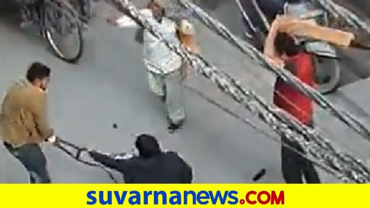 ಆಸ್ತಿ ವಿವಾದ: ನಡುರಸ್ತೆಯಲ್ಲೇ ಕುಟುಂಬದ ಮೇಲೆ ದೊಣ್ಣೆಯಿಂದ ಹಲ್ಲೆ