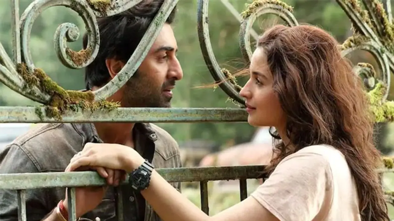 एक दूसरे की आंखों में खोए नजर आए Ranbir Kapoor Alia Bhatt, दोनों को रोमांटिक देख फैंस हुए बेकाबू एक दूसरे की आंखों में खोए नजर आए Ranbir Kapoor Alia Bhatt, दोनों को रोमांटिक देख फैंस हुए बेकाबू