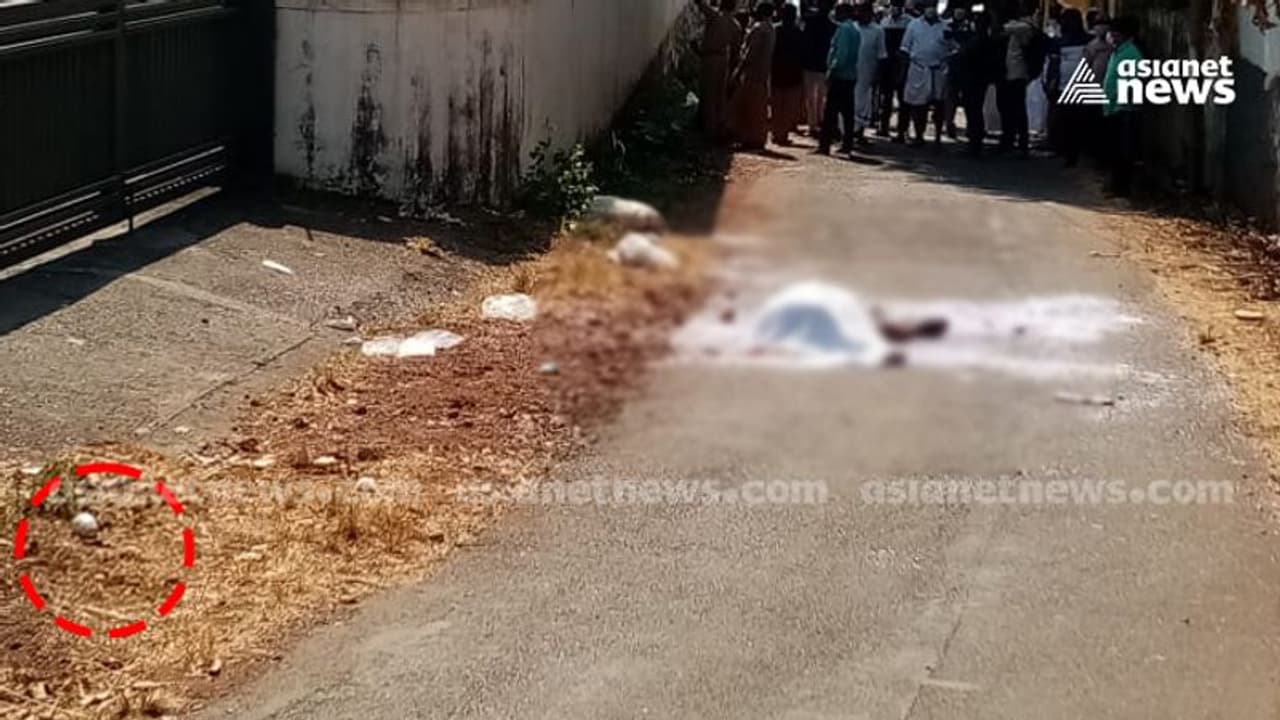 Kannur Bomb Attack : കണ്ണൂരിൽ കല്യാണത്തിനിടെ ബോംബെറിഞ്ഞ് കൊലപാതകം; ബോംബെറിഞ്ഞ ആളെ തിരിച്ചറിഞ്ഞു Kannur Bomb Attack : കണ്ണൂരിൽ കല്യാണത്തിനിടെ ബോംബെറിഞ്ഞ് കൊലപാതകം; ബോംബെറിഞ്ഞ ആളെ തിരിച്ചറിഞ്ഞു