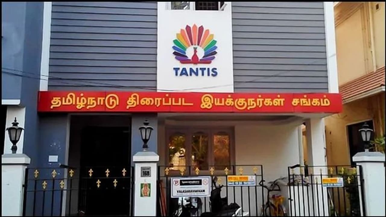 இயக்குனர்கள் சங்க தேர்தல்.... பாக்யராஜ் அணியை வீழ்த்தி மீண்டும் தலைவரானார் ஆர்.கே.செல்வமணி இயக்குனர்கள் சங்க தேர்தல்.... பாக்யராஜ் அணியை வீழ்த்தி மீண்டும் தலைவரானார் ஆர்.கே.செல்வமணி