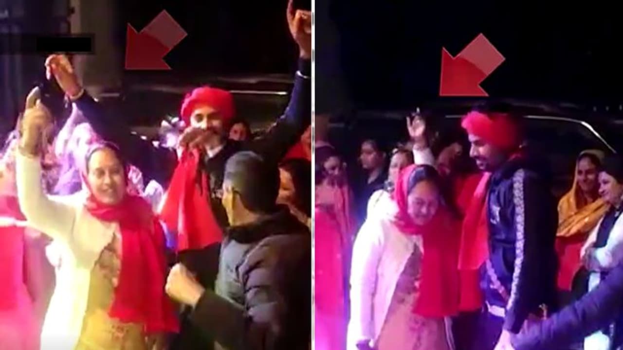 ऐसी खुशी भगवान किसी को ना दे: बेटे की शादी में मां ऐसे नाची की हो गई मौत, दूल्हे की गोद में तोड़ा दम ऐसी खुशी भगवान किसी को ना दे: बेटे की शादी में मां ऐसे नाची की हो गई मौत, दूल्हे की गोद में तोड़ा दम