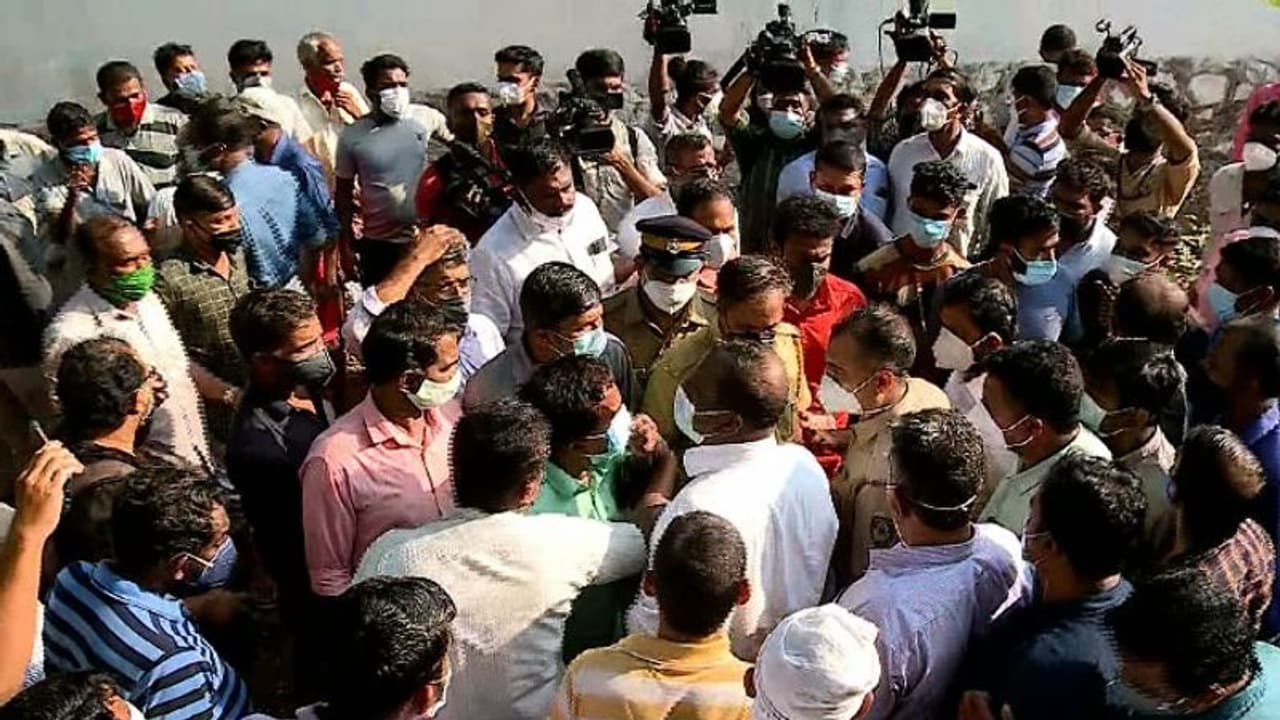 കണ്ണൂരിൽ ബോംബേറിൽ യുവാവ് കൊല്ലപ്പെട്ട സ്ഥലത്ത് സിപിഎം കോൺഗ്രസ് പ്രവർത്തകർ തമ്മിൽ കൈയ്യാങ്കളി കണ്ണൂരിൽ ബോംബേറിൽ യുവാവ് കൊല്ലപ്പെട്ട സ്ഥലത്ത് സിപിഎം കോൺഗ്രസ് പ്രവർത്തകർ തമ്മിൽ കൈയ്യാങ്കളി