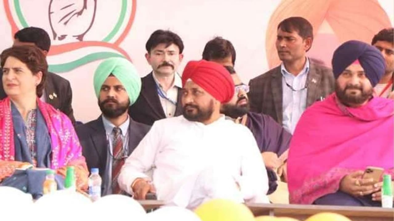 अमृतसर ईस्ट के महा मुकाबले में फंसे सिद्धू, जीत दिलाने प्रियंका गांधी ने थामी कमान, आज रोड शो कर मांगेंगी वोट अमृतसर ईस्ट के महा मुकाबले में फंसे सिद्धू, जीत दिलाने प्रियंका गांधी ने थामी कमान, आज रोड शो कर मांगेंगी वोट