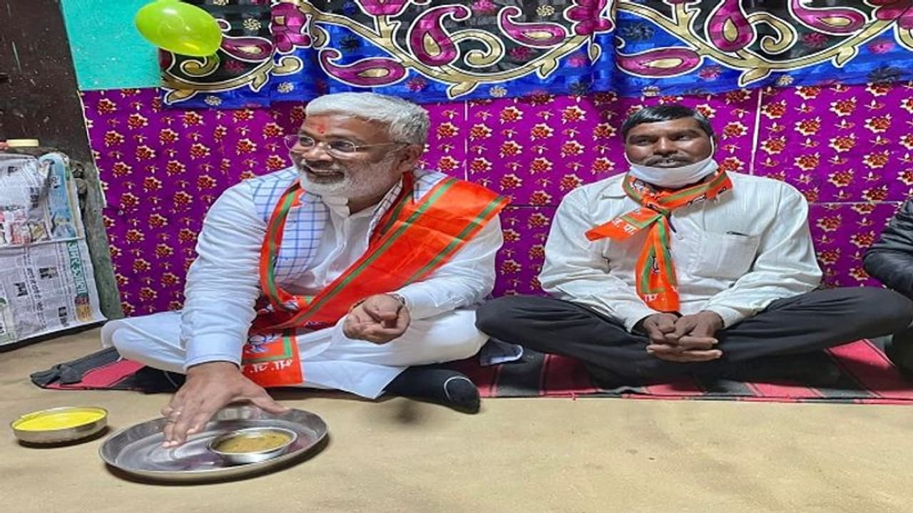 UP Chunav 2022:दलितों को साधने में जुटी बीजेपी,प्रदेश अध्यक्ष स्वतंत्र देव ने साथ बैठकर किया भोजन UP Chunav 2022:दलितों को साधने में जुटी बीजेपी,प्रदेश अध्यक्ष स्वतंत्र देव ने साथ बैठकर किया भोजन