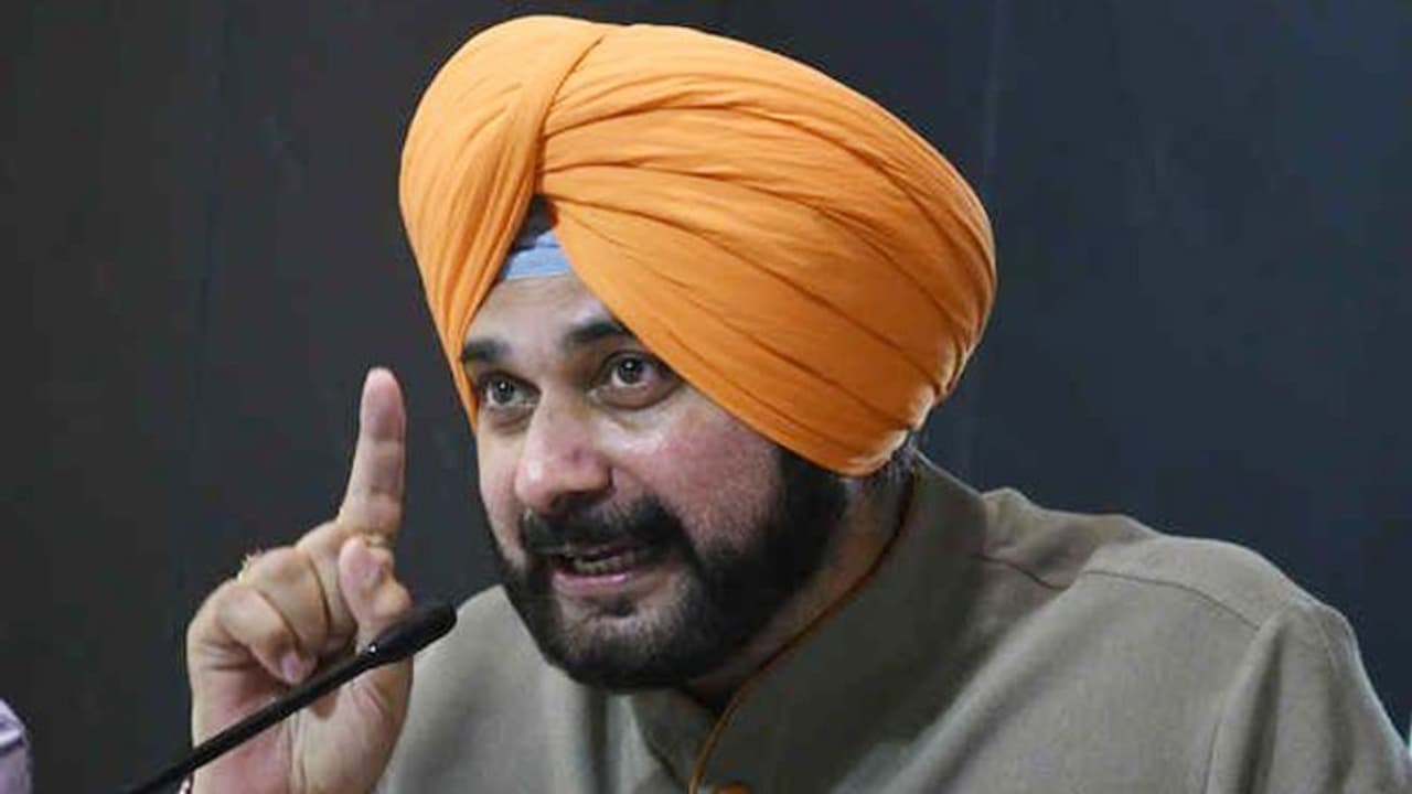 सिद्धू के बिगड़े बोल इस नेता को बोला काला ब्राह्मण, तो लेडी सरपंच से कहा जलेबी की तरह निचोड़ दूंगा सिद्धू के बिगड़े बोल इस नेता को बोला काला ब्राह्मण, तो लेडी सरपंच से कहा जलेबी की तरह निचोड़ दूंगा