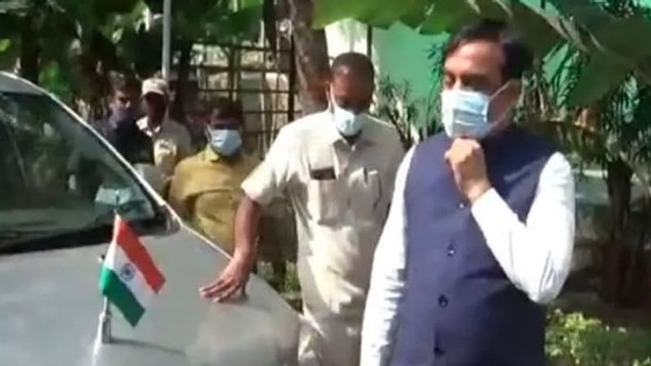 ಅರ್ಧ ದಾರಿಯಲ್ಲೇ ಕೈಕೊಟ್ಟ ಕಾರು, ಬೆಂಗಾವಲು ವಾಹನದಲ್ಲಿ ತೆರಳಿದ ಸಚಿವ ಅಶ್ವತ್ಥ್ ನಾರಾಯಣ ಅರ್ಧ ದಾರಿಯಲ್ಲೇ ಕೈಕೊಟ್ಟ ಕಾರು, ಬೆಂಗಾವಲು ವಾಹನದಲ್ಲಿ ತೆರಳಿದ ಸಚಿವ ಅಶ್ವತ್ಥ್ ನಾರಾಯಣ