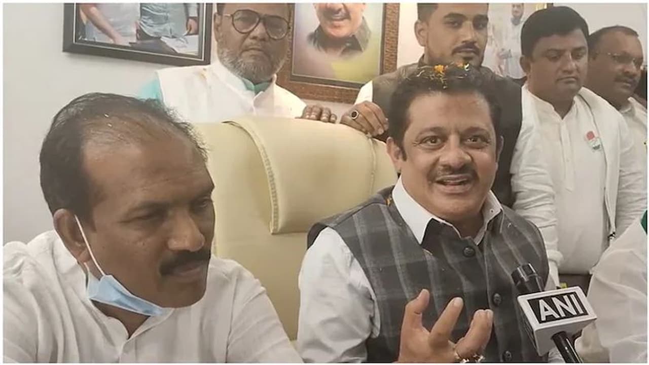 Hijab : 'ഹിജാബ് ധരിച്ചില്ലെങ്കിൽ പെൺകുട്ടികൾ പീഡനത്തിന് ഇരായാകും'; വിവാദ പ്രസ്താവനയുമായി കോൺഗ്രസ് നേതാവ് Hijab : 'ഹിജാബ് ധരിച്ചില്ലെങ്കിൽ പെൺകുട്ടികൾ പീഡനത്തിന് ഇരായാകും'; വിവാദ പ്രസ്താവനയുമായി കോൺഗ്രസ് നേതാവ്