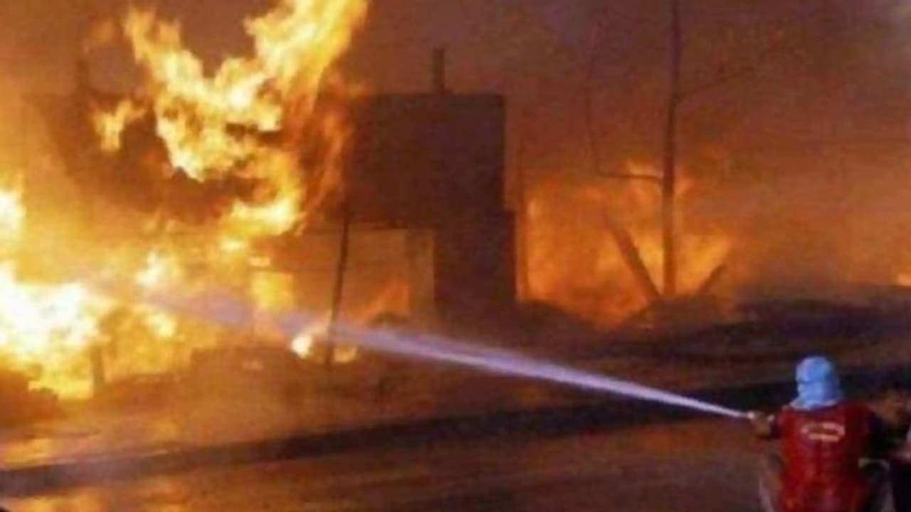 BiggBoss Set Fire accident : பிக்பாஸ் செட்டில் திடீரென தீ விபத்து ஏற்பட்டதால் பரபரப்பு BiggBoss Set Fire accident : பிக்பாஸ் செட்டில் திடீரென தீ விபத்து ஏற்பட்டதால் பரபரப்பு