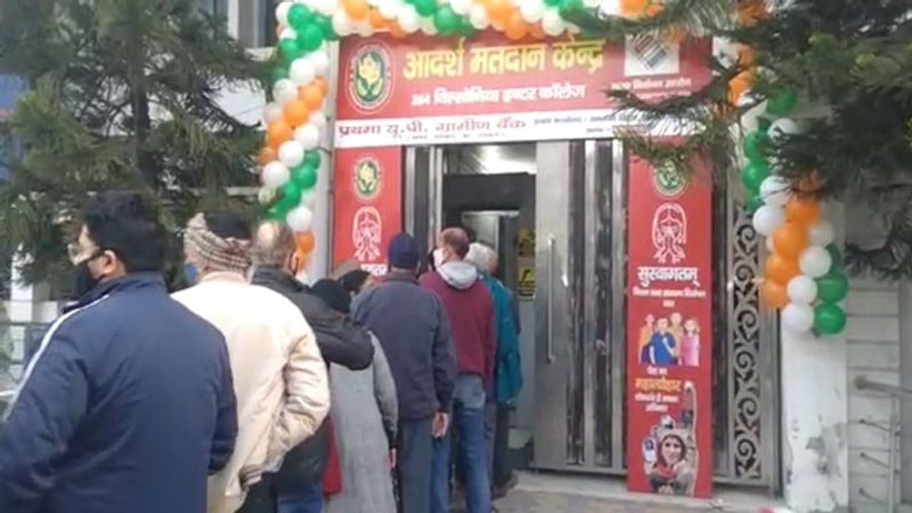 UP Chunav 2022: दूसरे चरण में 9 जिलों की 55 सीटों पर मतदान शुरू, इन दिग्गजों की साख दांव पर UP Chunav 2022: दूसरे चरण में 9 जिलों की 55 सीटों पर मतदान शुरू, इन दिग्गजों की साख दांव पर