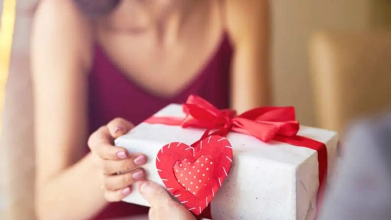 Valentine's Day Gifts: ഇന്ന് പ്രണയ ദിനത്തിൽ പ്രണയിനിക്ക് നൽകാം ഈ സമ്മാനങ്ങൾ...