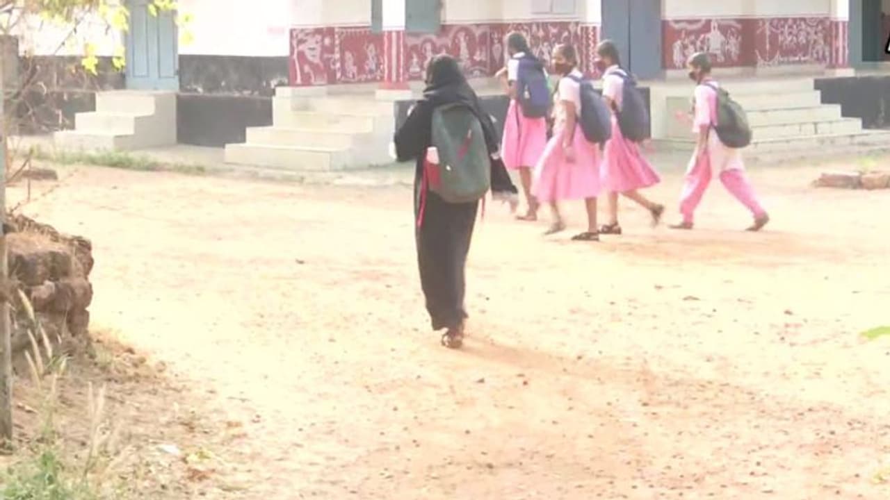 हिजाब विवाद के बीच 10वीं के स्कूल ओपन, पर 200 मीटर के दायरे में धारा 144 लागू; 5 लोग जुटे तो होगा एक एक्शन हिजाब विवाद के बीच 10वीं के स्कूल ओपन, पर 200 मीटर के दायरे में धारा 144 लागू; 5 लोग जुटे तो होगा एक एक्शन