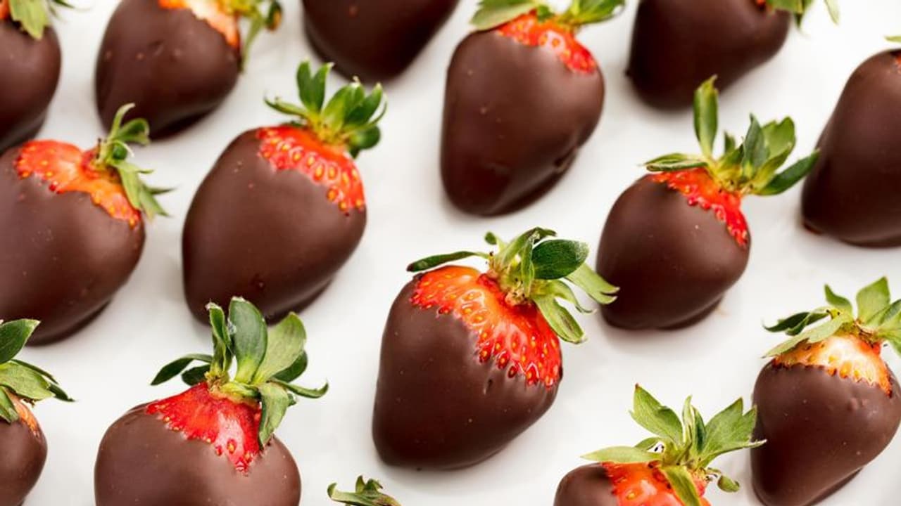 Valentine’s Day Recipe : വാലന്റൈൻസ് ഡേ സ്പെഷ്യൽ റെസിപ്പി; 'ചോക്ലേറ്റിൽ പൊതിഞ്ഞ സ്ട്രോബെറി' Valentine’s Day Recipe : വാലന്റൈൻസ് ഡേ സ്പെഷ്യൽ റെസിപ്പി; 'ചോക്ലേറ്റിൽ പൊതിഞ്ഞ സ്ട്രോബെറി'