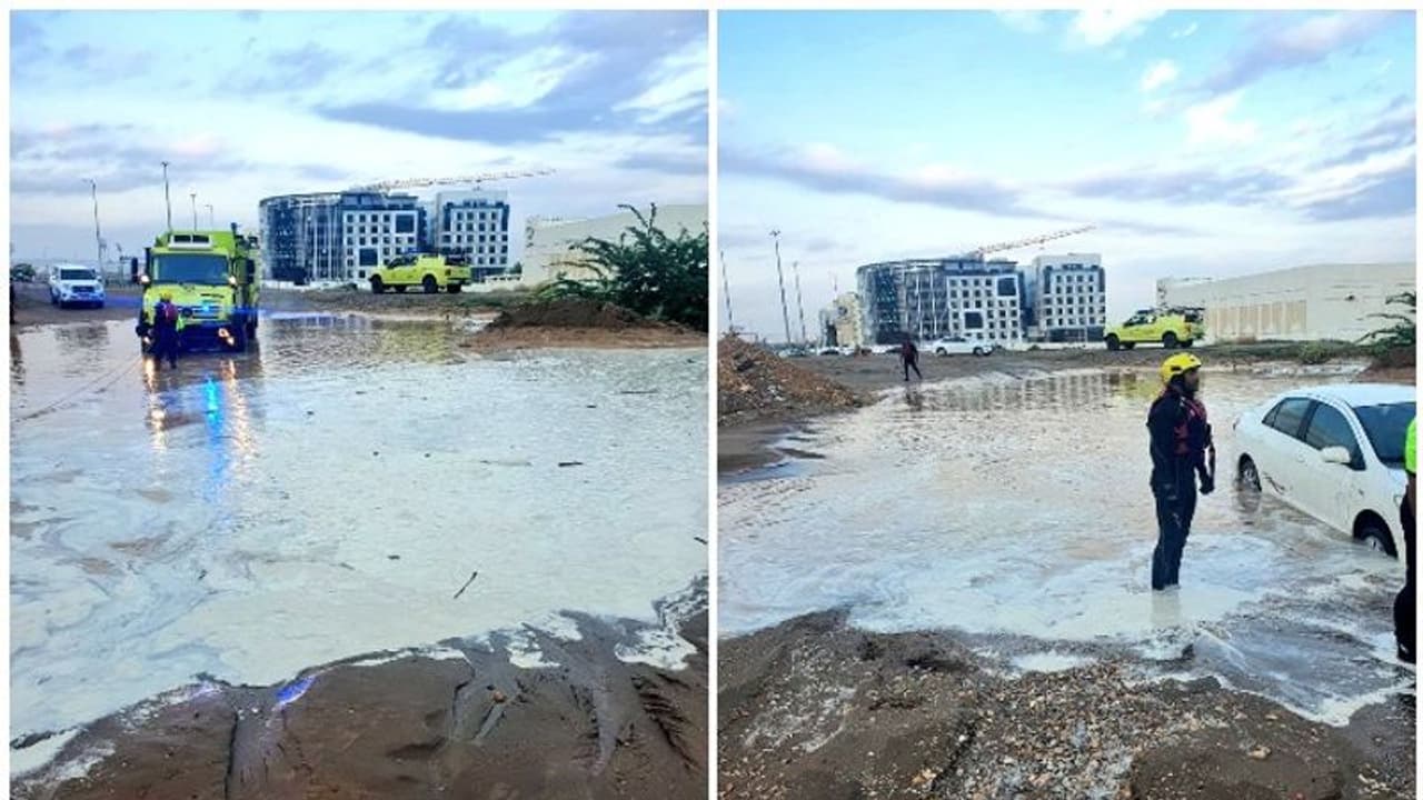 Oman Rain: ഒമാനിൽ കനത്ത മഴയിൽ അകപ്പെട്ട നിരവധിപ്പേരെ രക്ഷപ്പെടുത്തി Oman Rain: ഒമാനിൽ കനത്ത മഴയിൽ അകപ്പെട്ട നിരവധിപ്പേരെ രക്ഷപ്പെടുത്തി