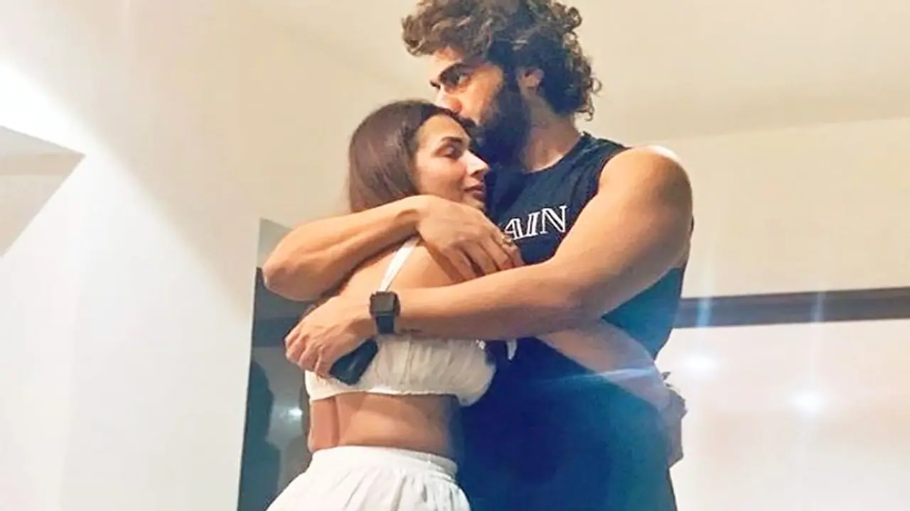 Malaika Arora ने Arjun Kapoor को गले लगाते हुए शेयर की फोटो, कैप्शन में लिखी ये रोमांटिक बात Malaika Arora ने Arjun Kapoor को गले लगाते हुए शेयर की फोटो, कैप्शन में लिखी ये रोमांटिक बात