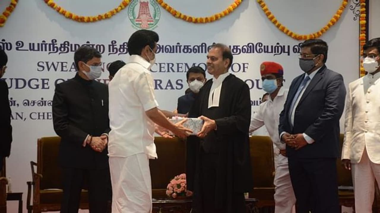 நான் மிகவும் நேசிக்கும் மாநிலம் தமிழ்நாடு.. பதவியேற்ற உடன் நெகிழ்ந்துபோன தலைமை நீதிபதி முனீஸ்வரநாத் பண்டாரி. நான் மிகவும் நேசிக்கும் மாநிலம் தமிழ்நாடு.. பதவியேற்ற உடன் நெகிழ்ந்துபோன தலைமை நீதிபதி முனீஸ்வரநாத் பண்டாரி.