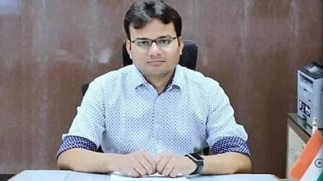 Valentines Day एमपी में कलेक्टर ने स्कूलों को जारी किया सख्त आदेश, बताया कैसे मनाएं वैलेंटाइन डे Valentines Day एमपी में कलेक्टर ने स्कूलों को जारी किया सख्त आदेश, बताया कैसे मनाएं वैलेंटाइन डे