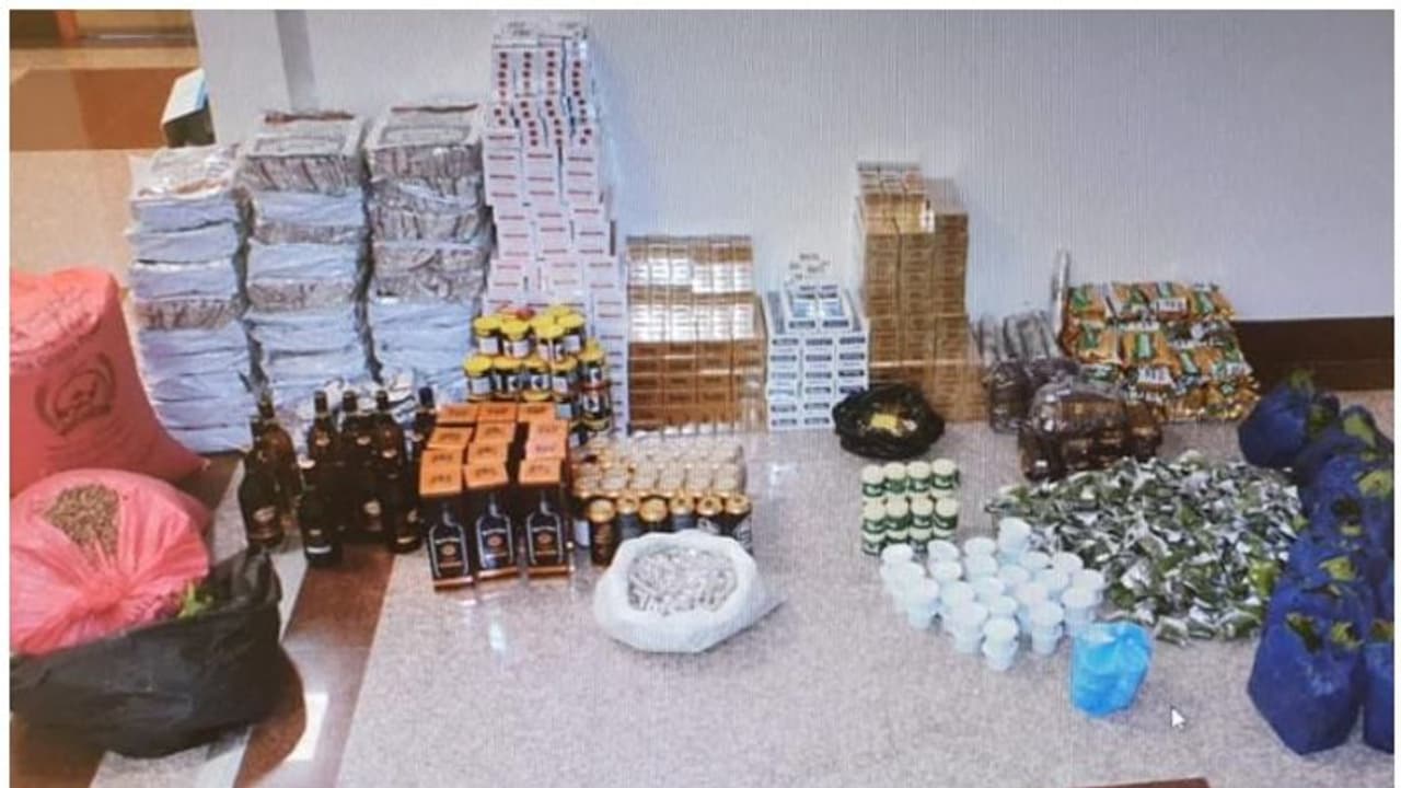 Liquor sale in Oman: മദ്യക്കച്ചവടം നടത്തിയ മൂന്ന് പ്രവാസികള് പൊലീസിന്റെ പിടിയിലായി Liquor sale in Oman: മദ്യക്കച്ചവടം നടത്തിയ മൂന്ന് പ്രവാസികള് പൊലീസിന്റെ പിടിയിലായി