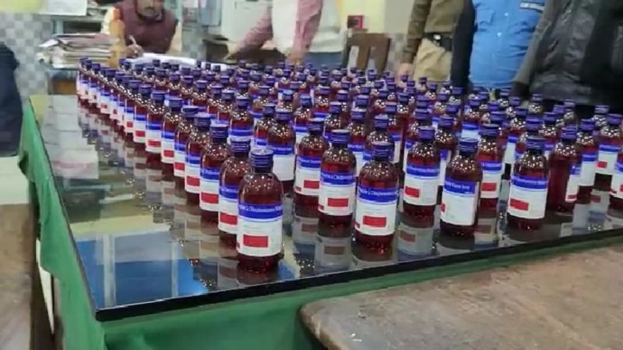 রমরমিয়ে বিক্রি হচ্ছিল নিষিদ্ধ ওষুধ, লাইসেন্সবিহীন ওষুধের দোকান সিল